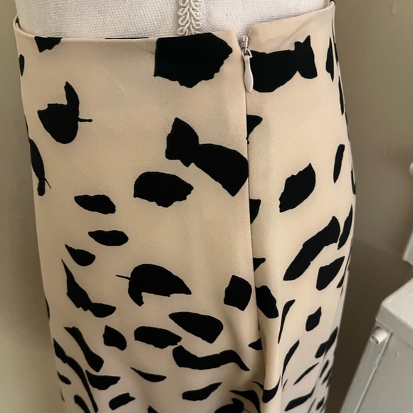 NEW YORK & COMPANY NWT Skirt - Picture 3 of 3